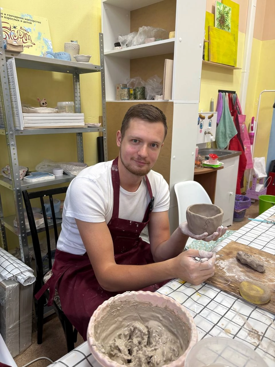 Клиент создает изделие из глины