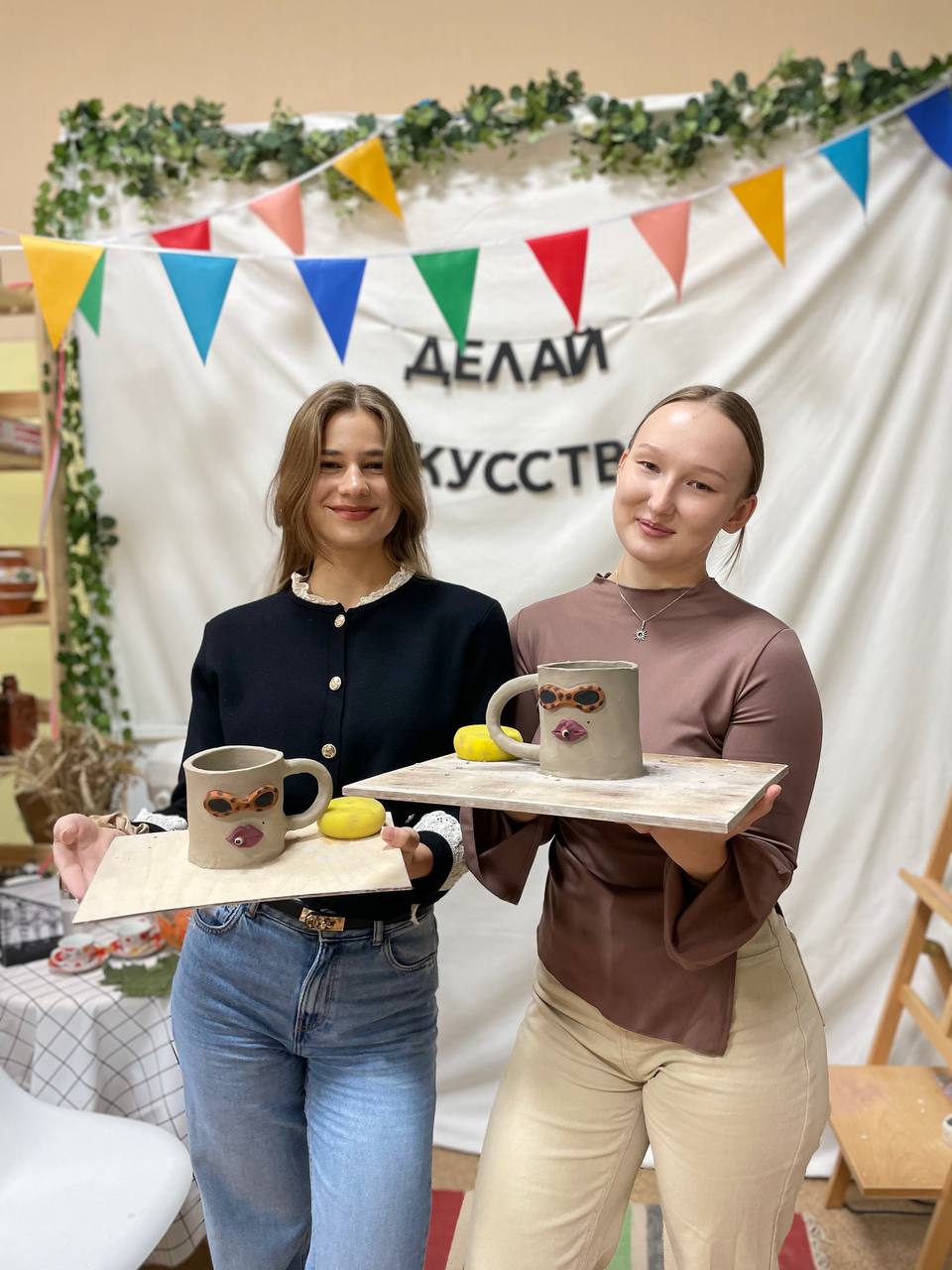 Клиент создает изделие из глины