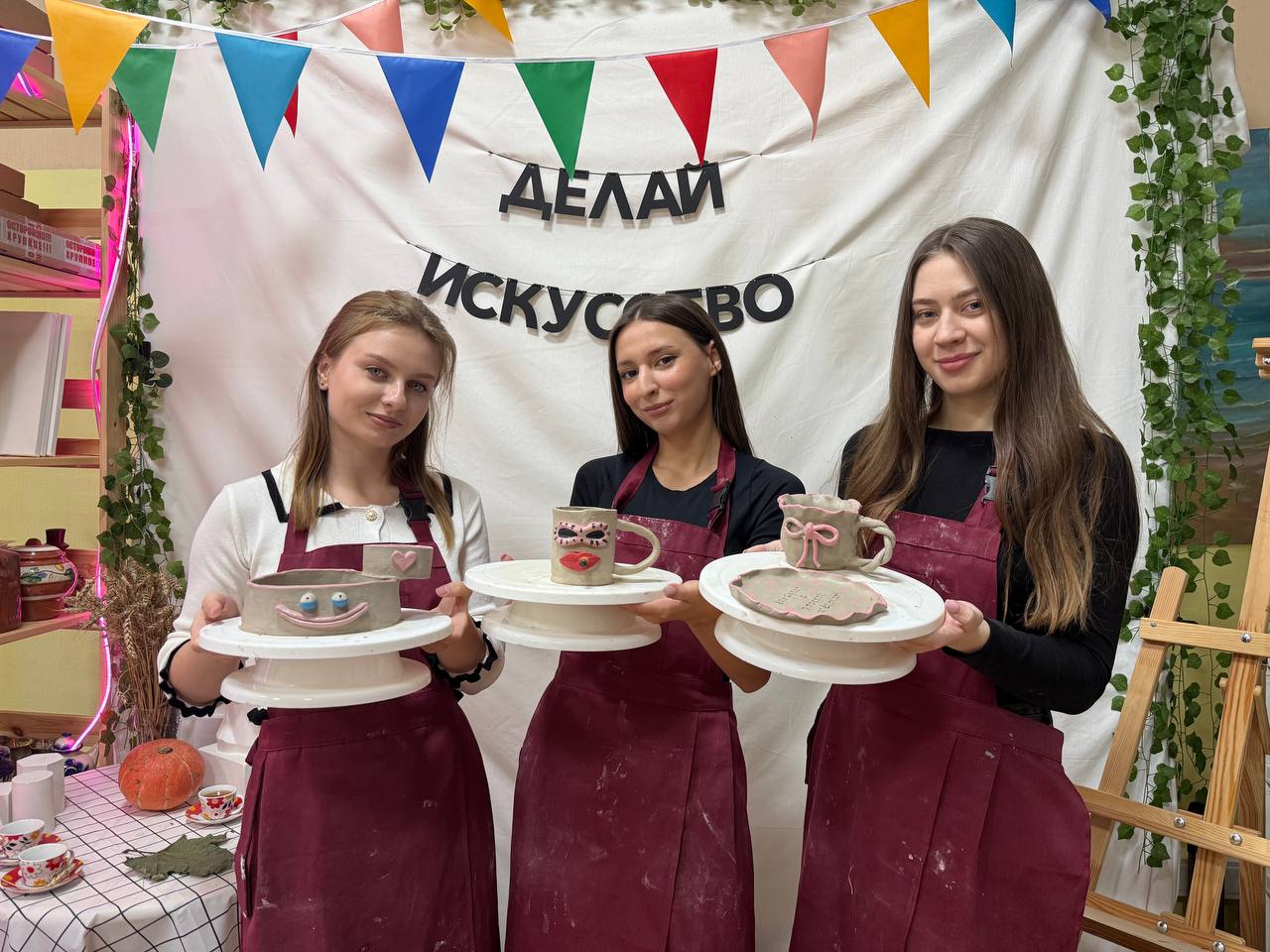 Клиент создает изделие из глины